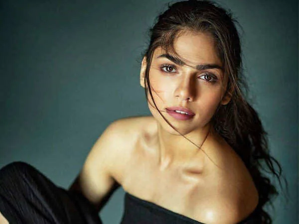 Sharmin Segal(25)